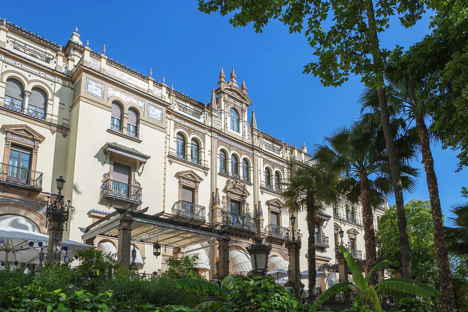 Historic Hotels Management: Journeying into the Past and Aesthetic Pleasures